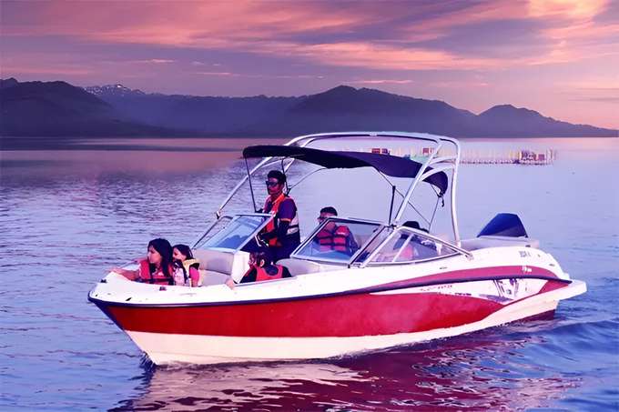 Feel the rush on a 10-minutes speed boat ride adventure