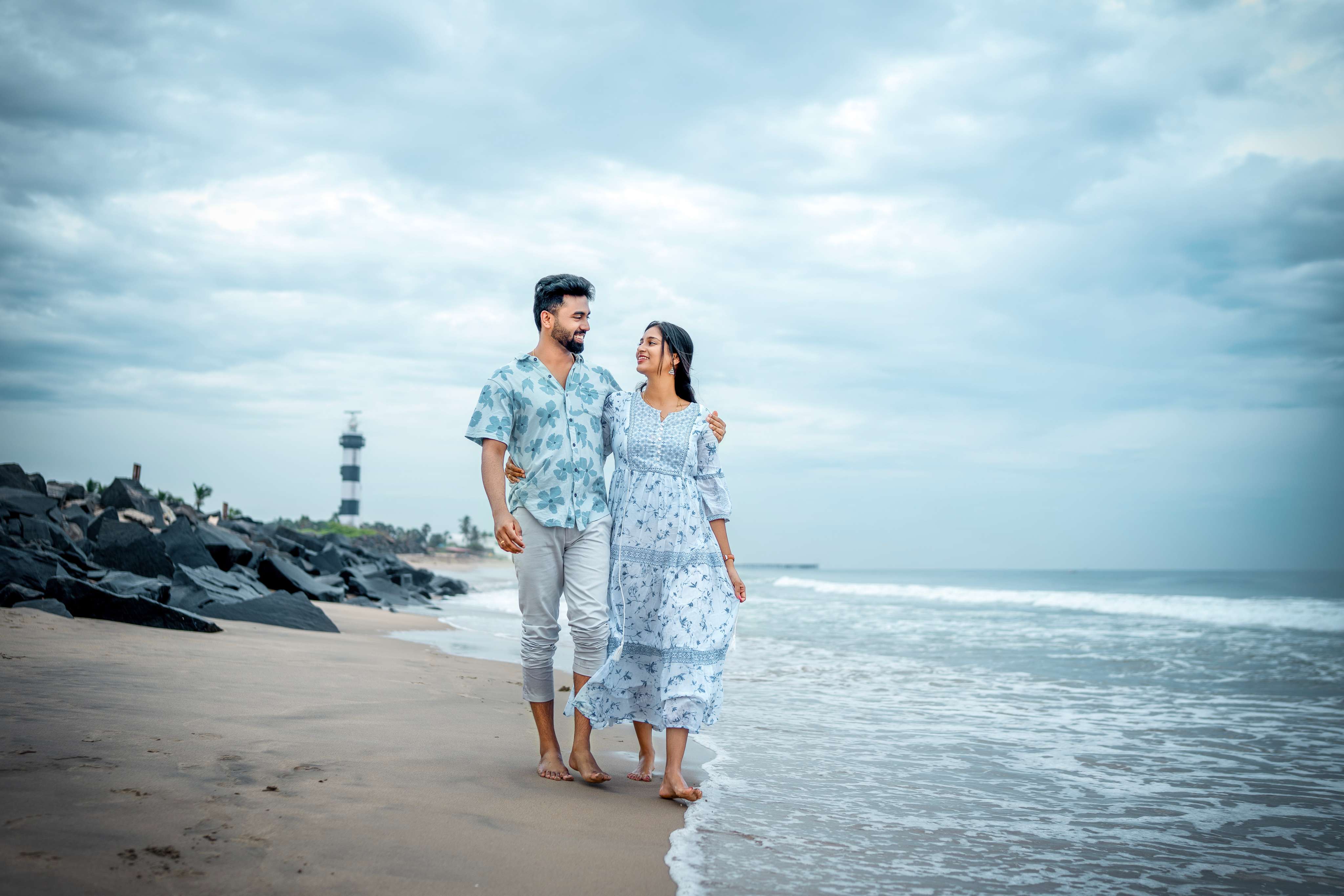Get dreamy couple portraits by the sparkling blue waters