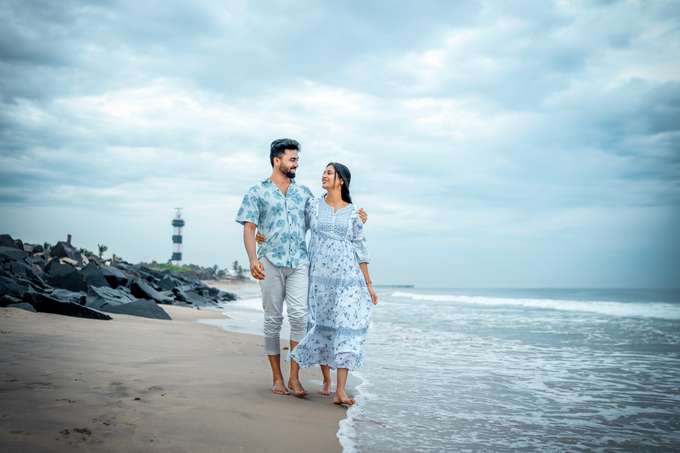 Get dreamy couple portraits by the sparkling blue waters