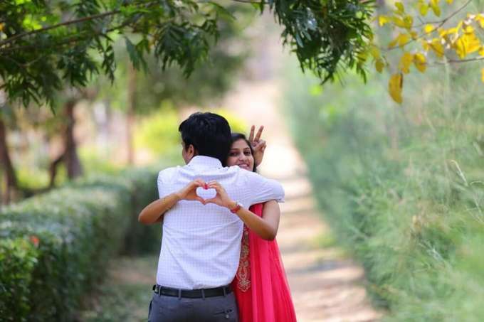 Strike creative poses with your significant other