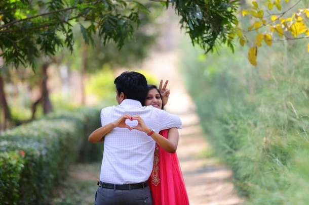 Strike creative poses with your significant other