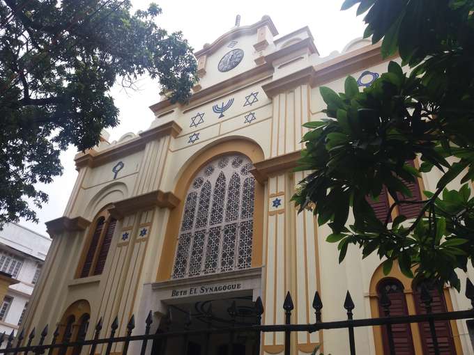 Enjoy a walking tour at Calcutta 