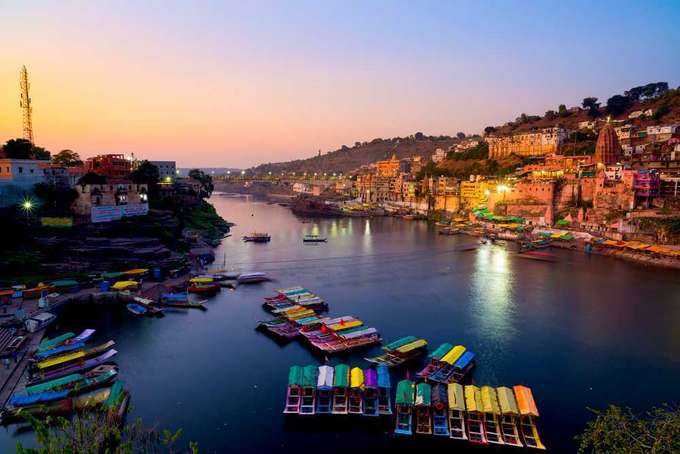 Boat ride in the beautiful ghats of Omkareshwar 