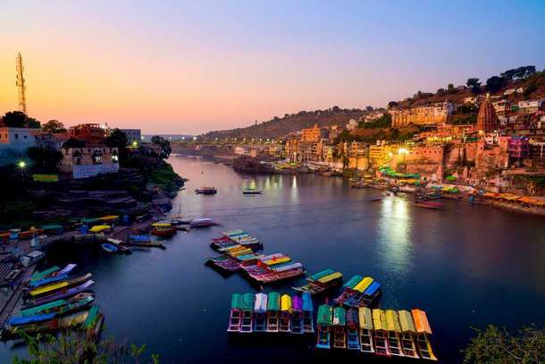 Boat ride in the beautiful ghats of Omkareshwar 