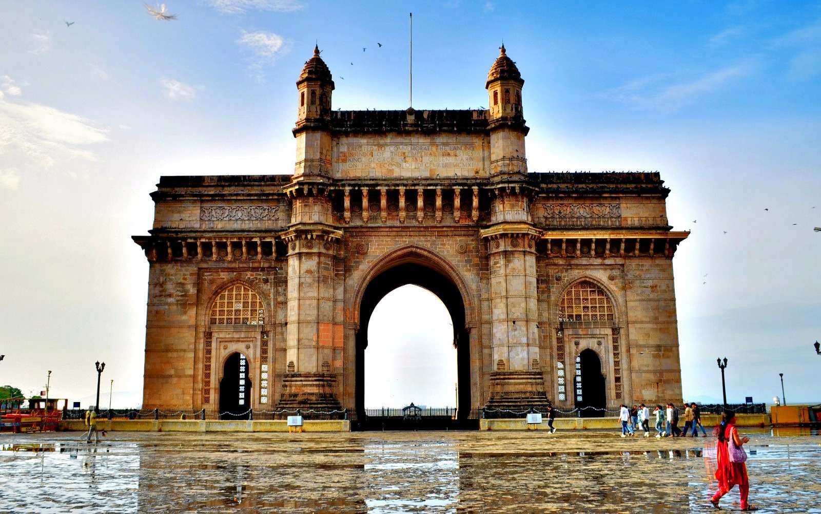 Explore the iconic Gateway of India and its majestic architecture