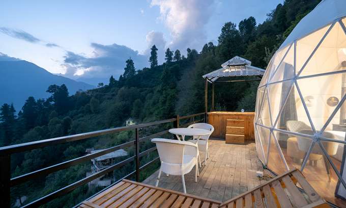 Delight in the perfect blend of rustic charm and modern luxury in spacious domes with glamping in Manali