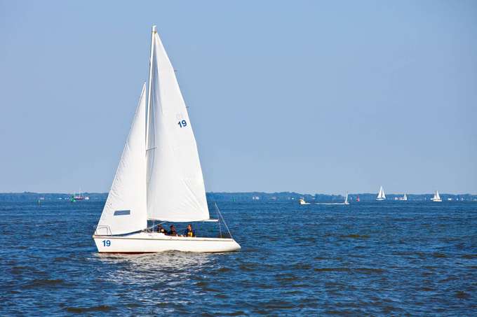 Master sailing with expert guidance in a 90-minute session