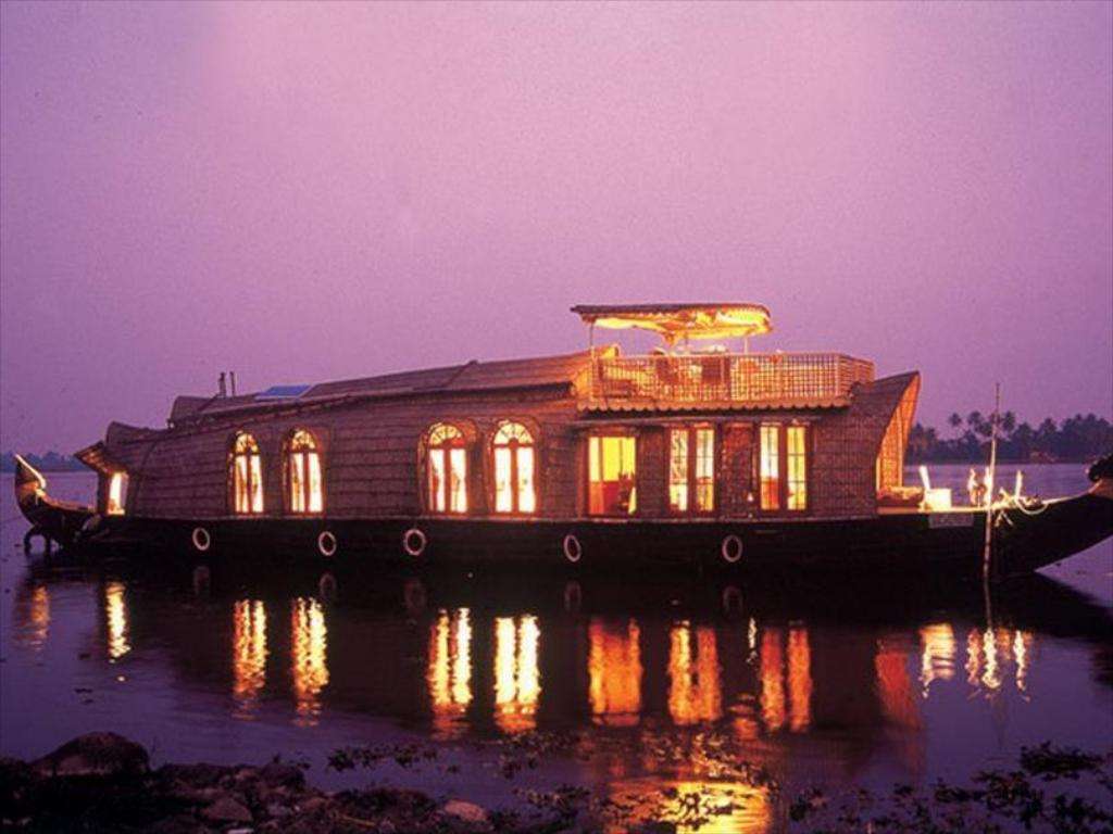 Soma Houseboat Image