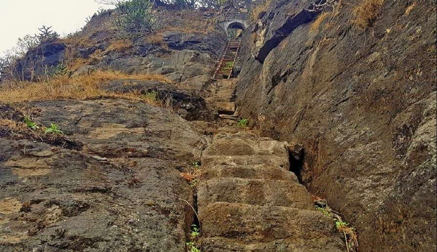 Tringalwadi Fort Trek Image