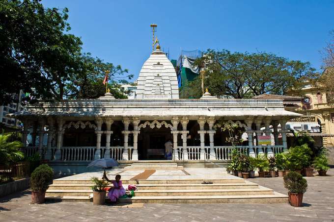 Admire the beauty of the Mahalaxmi Temple’s sacred ambiance