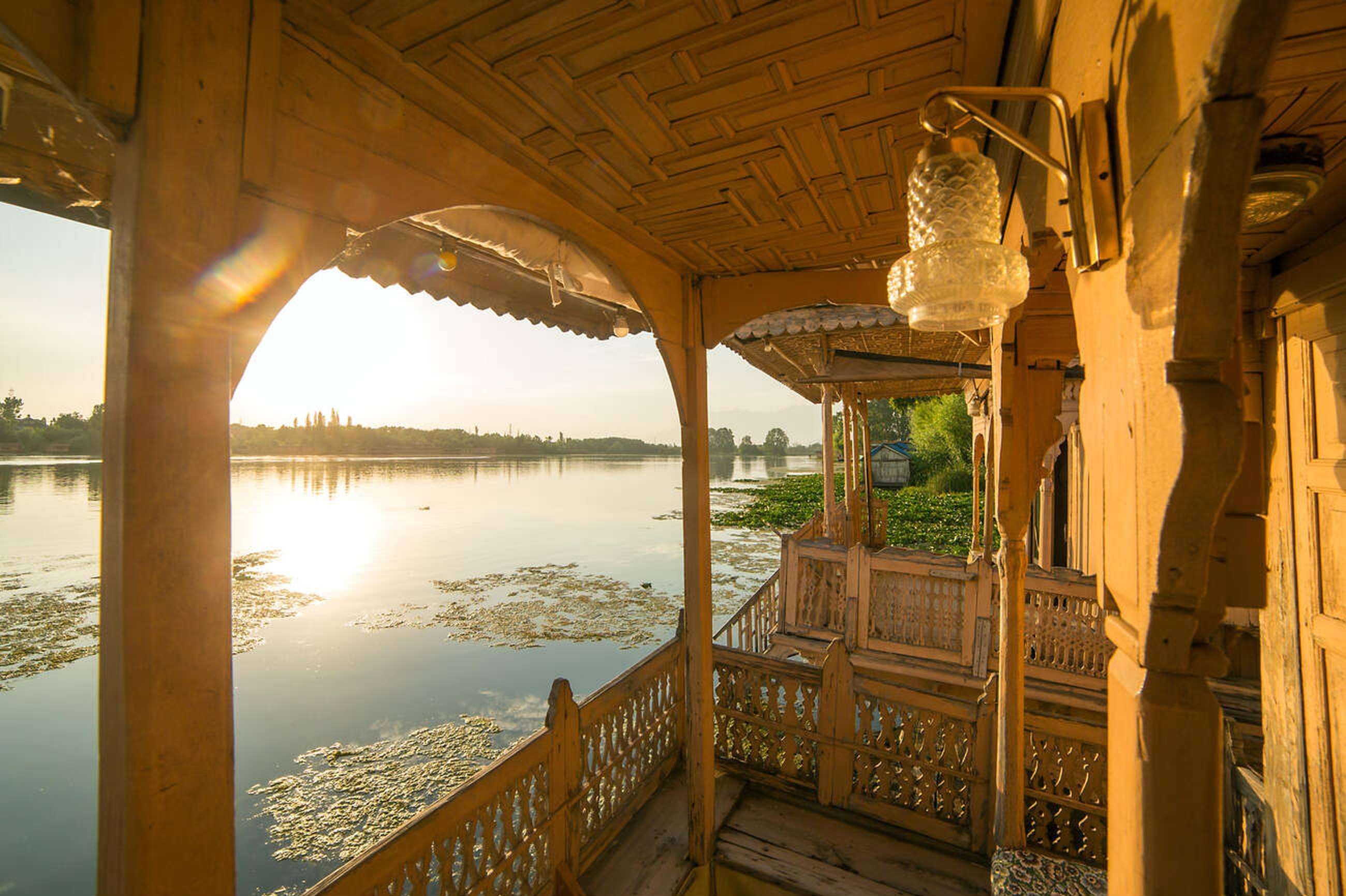 Drift into tranquillity with an overnight stay in a houseboat stay in Srinagar
