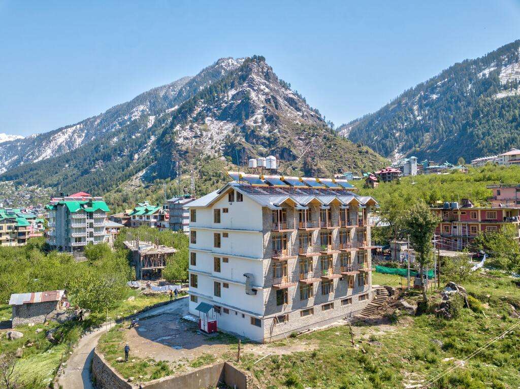 A Luxurious Stay with Scenic Mountain View in Manali