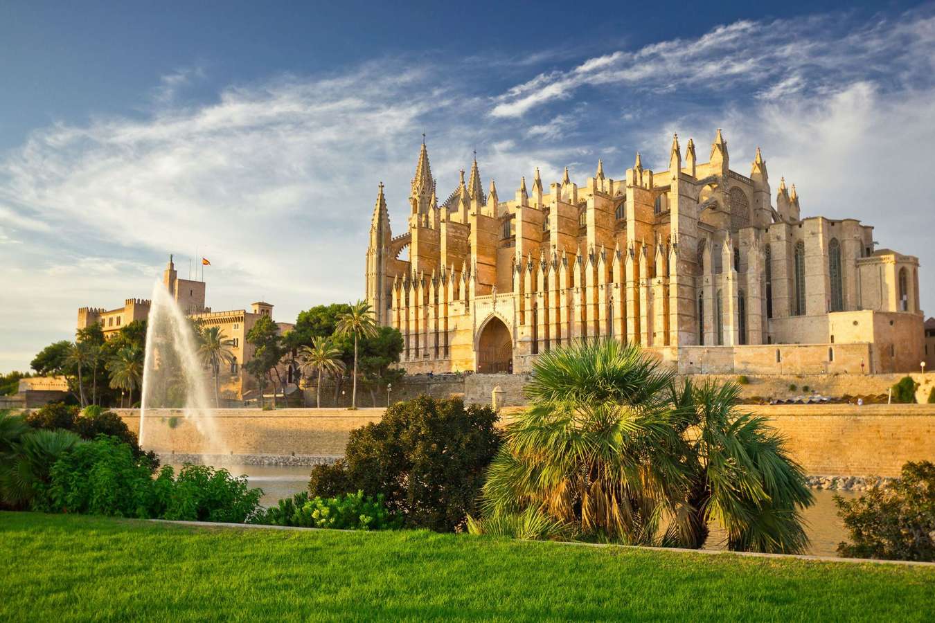 Get astonished by the magnificance of Catedral-Basilica de Santa Maria de Mallorca