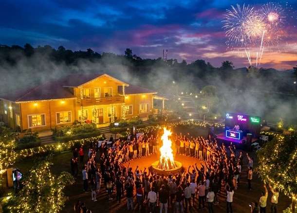 2pls1ho05irkp041glu87t6j3p3l lonavala%20party 2