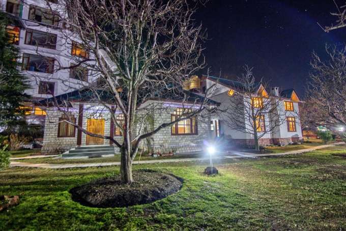 A Cosy Cottage Stay amidst Apple Orchards in Manali