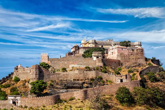 Explore the grand walls of Kumbhalgarh Fort, a UNESCO site on a 10-hour sightseeing tour