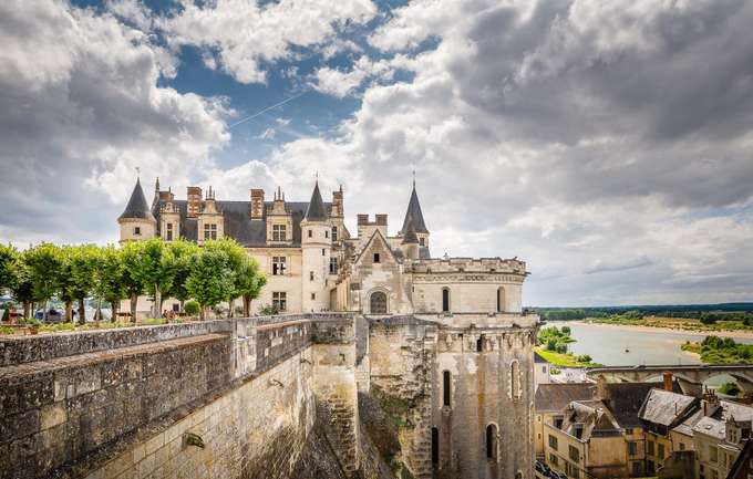 Appreciate the palace's picturesque architecture