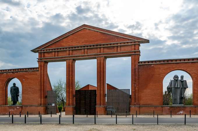 Plan a visit to the renowned cultural site i.e. Memento Park in Budapets