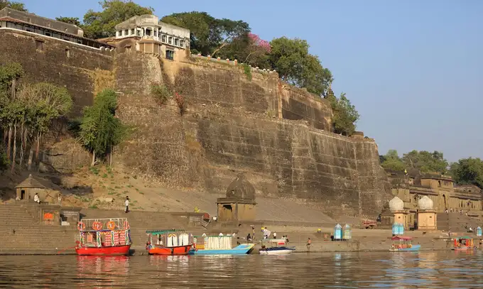 Explore Maheshwar Fort, also known as the Queen's Fort on a 10-hour guided tour along with other attractions