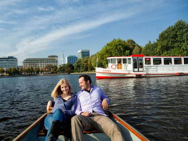 597w5w6h5d58gn09pth2id69a8zu km1 hamburg by boat