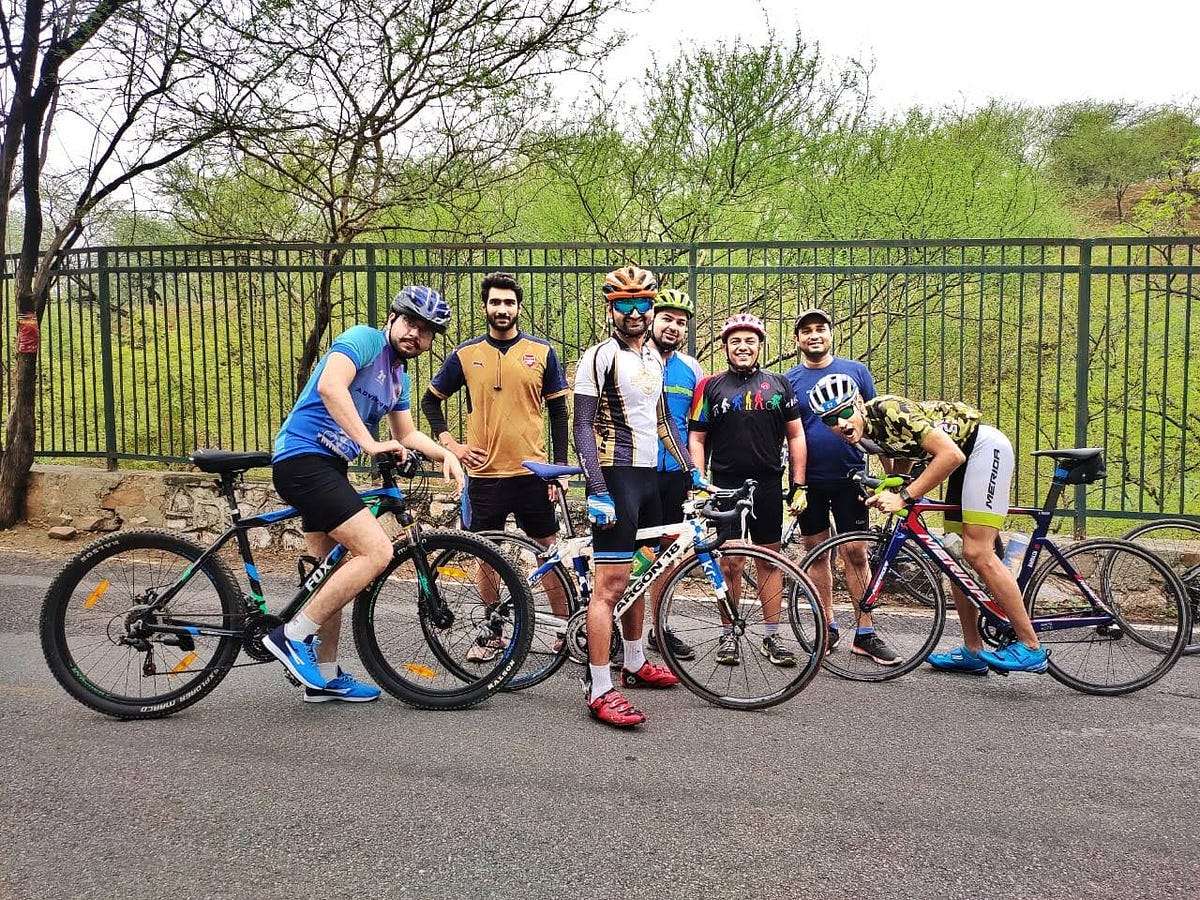 Enjoy a group ride through Udaipur’s scenic lakes and villages