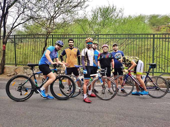 Enjoy a group ride through Udaipur’s scenic lakes and villages