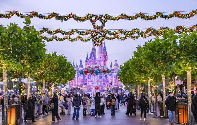 Celebrate the season with Shanghai Disneyland’s enchanting festive castle!