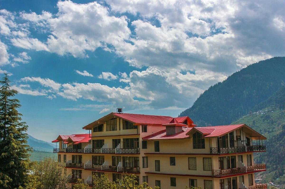 Whistling Pines Resort & Spa Image