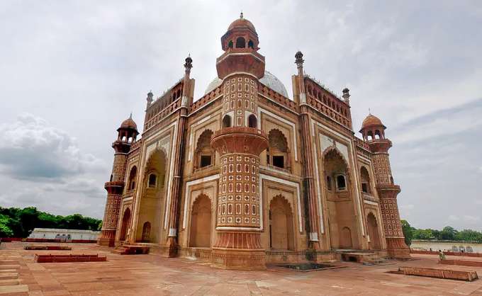 Begin your insightful photography journey at Safdarjung Tomb