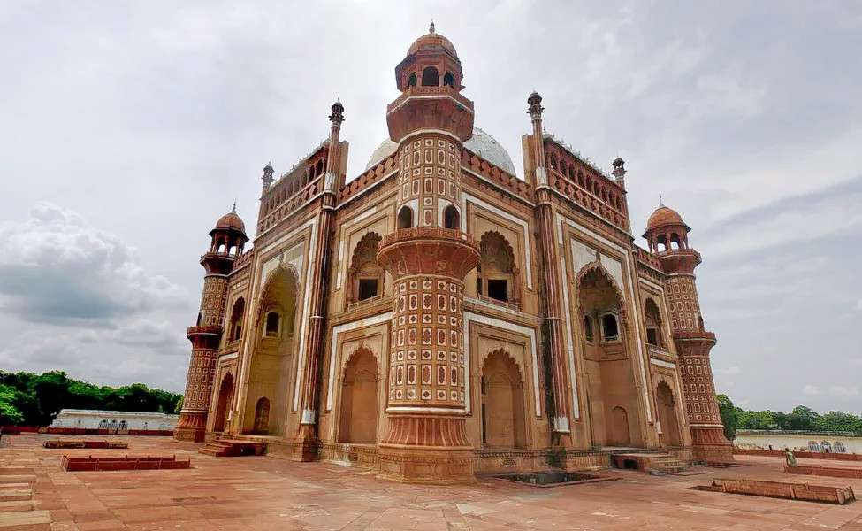 Begin your insightful photography journey at Safdarjung Tomb