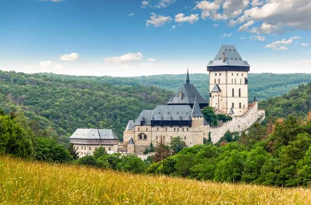 Discover the Karlštejn castle of the 14th century