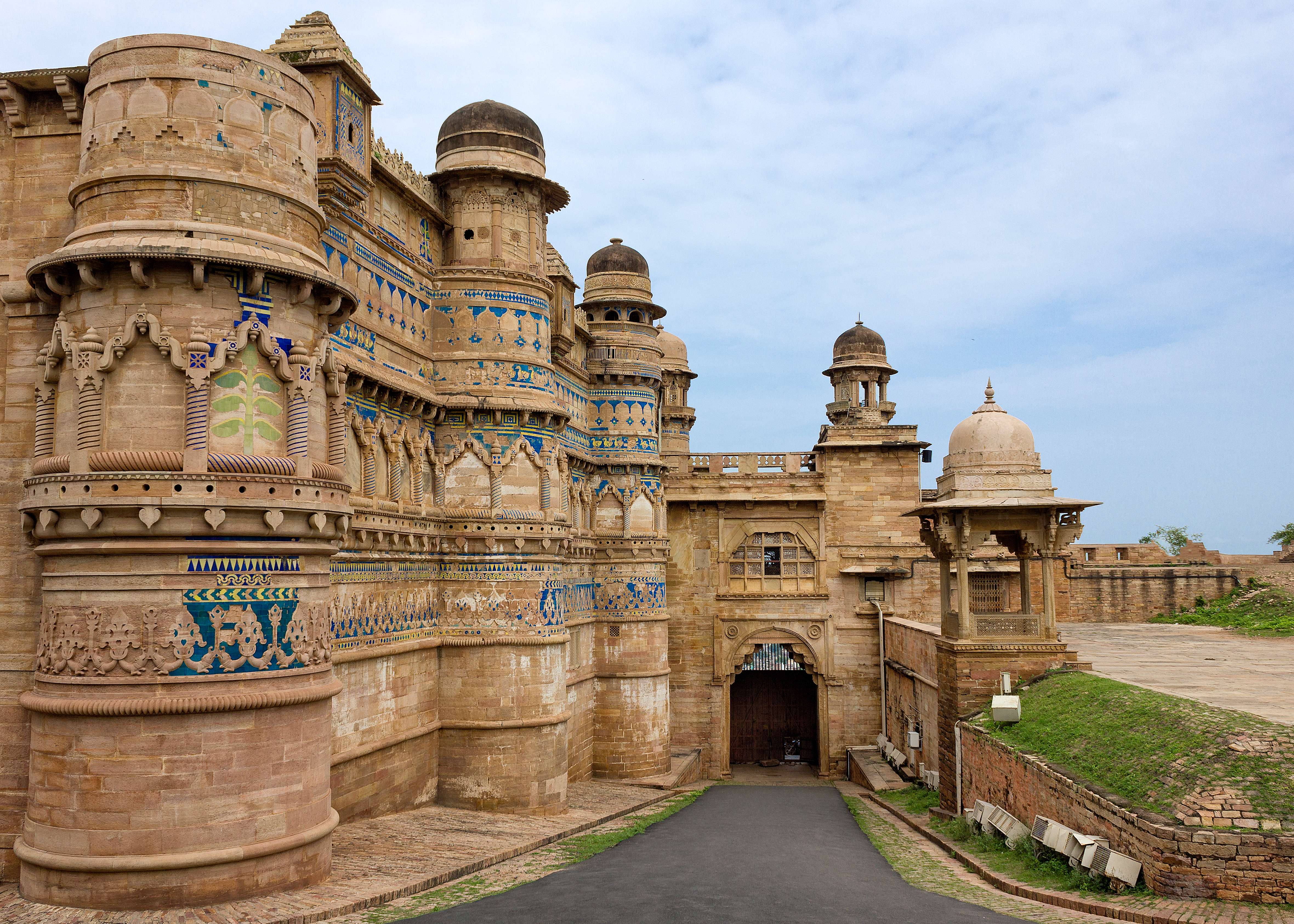 Marvel at the grandeur of the Gwalior Fort during your 8-hour city tour 