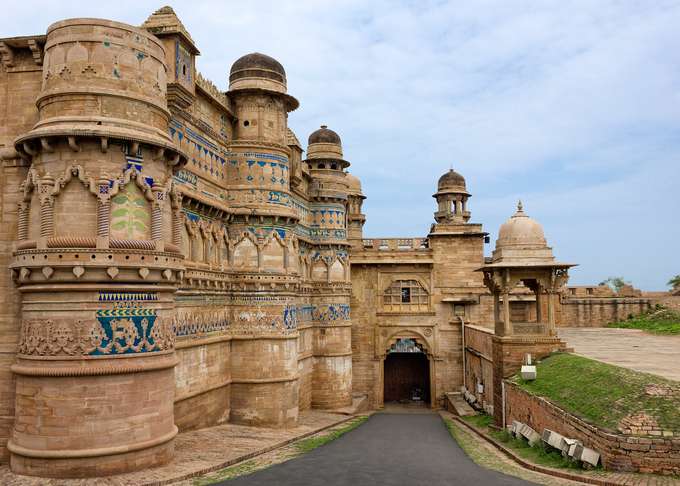 Marvel at the grandeur of the Gwalior Fort during your 8-hour city tour 