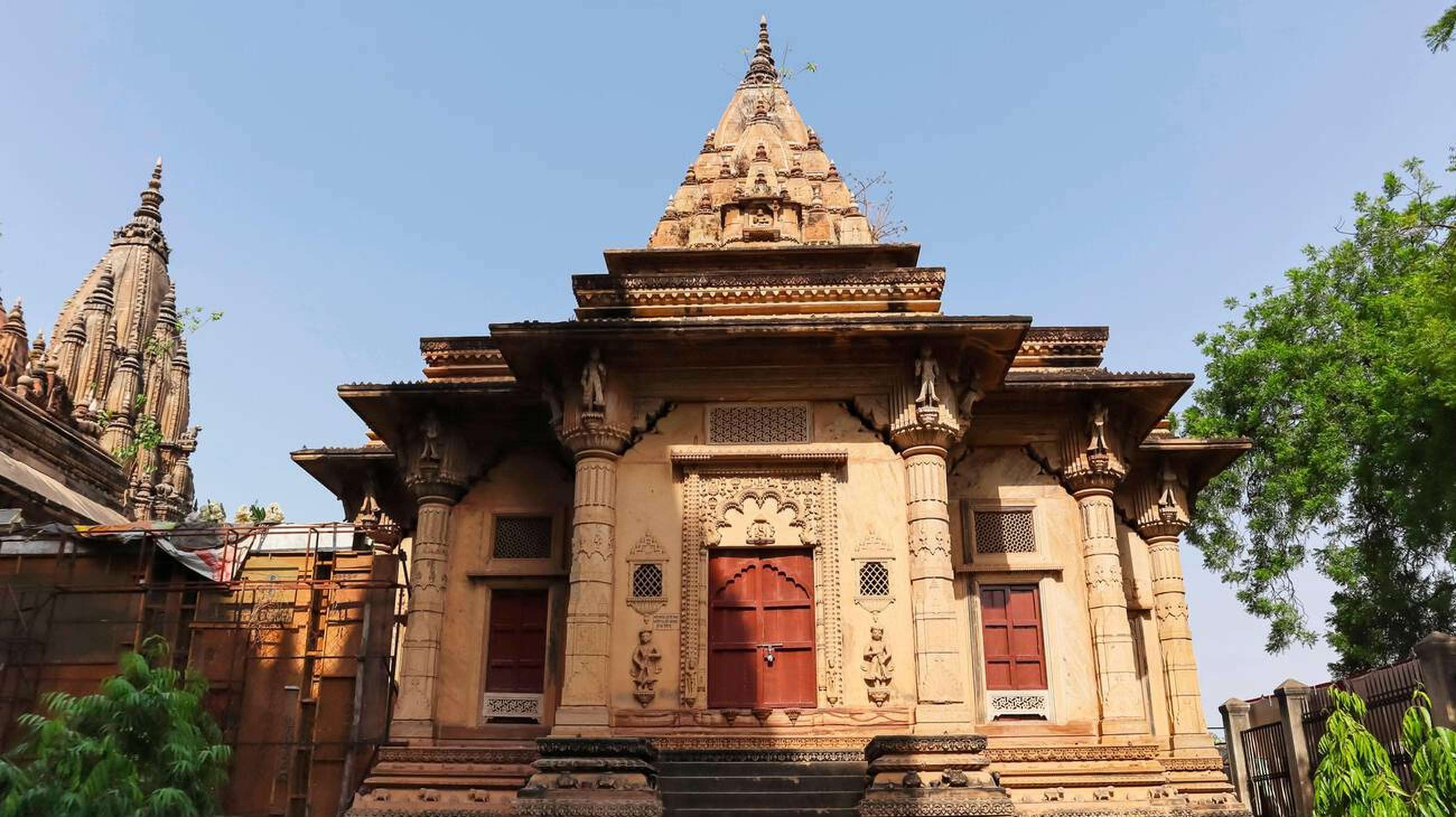 Explore Chhatris of the Scindia Dynasty in a 10 hour tour to Shivpuri 