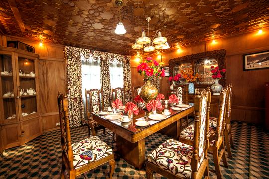 Luxury Boathouse Srinagar Image
