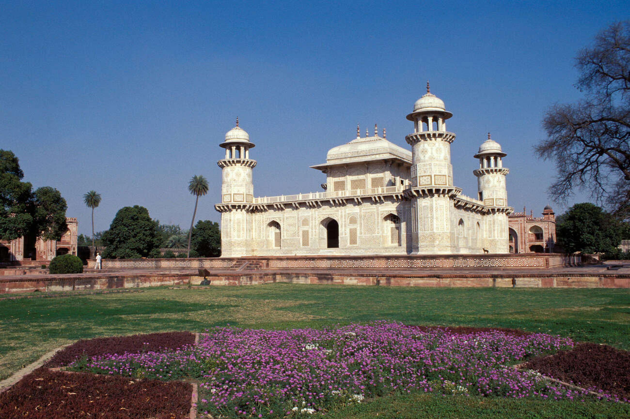 Visit the tomb of Itmad-ud-Daula on this heritage walking tour