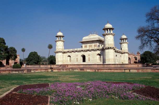 Visit the tomb of Itmad-ud-Daula on this heritage walking tour