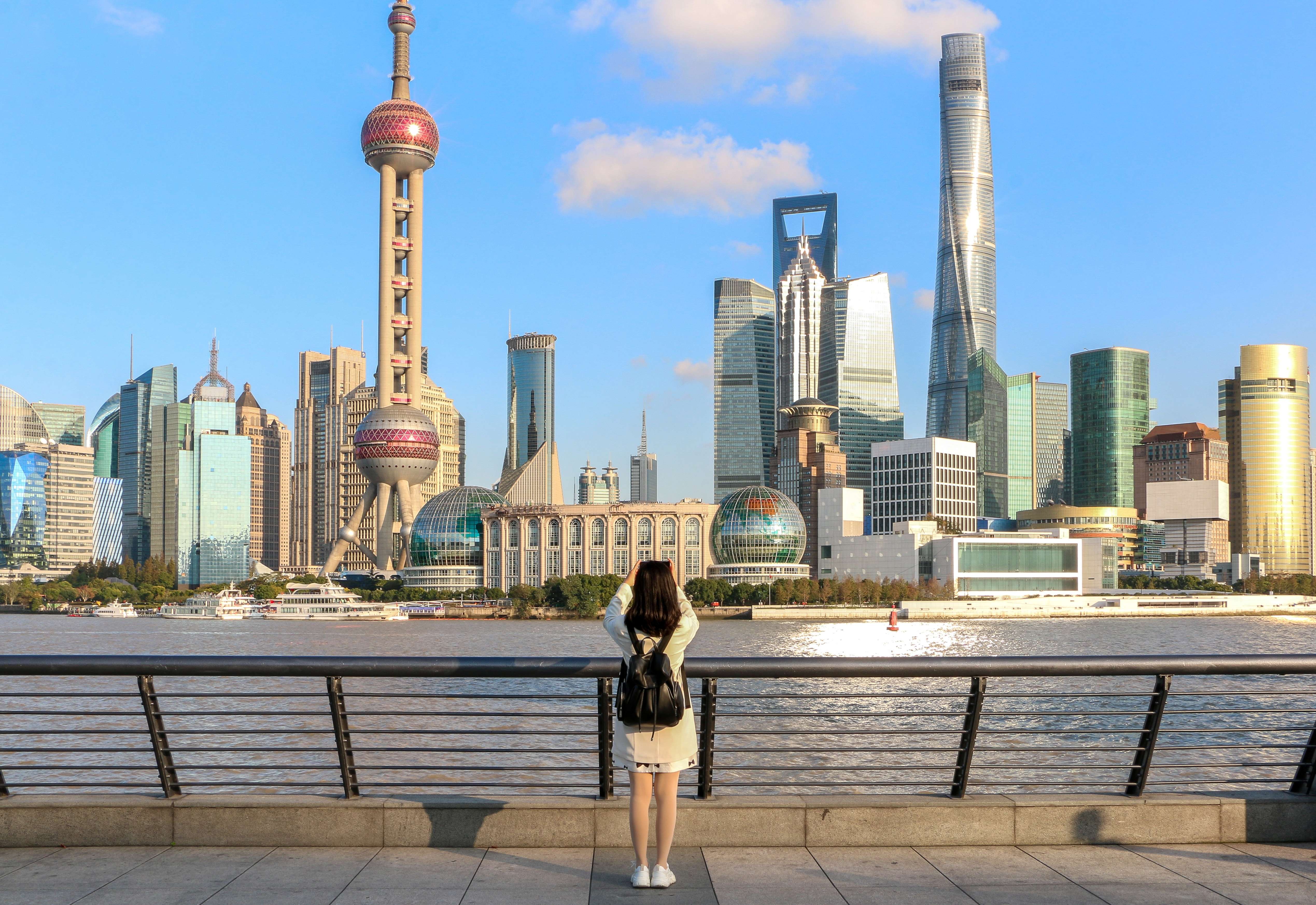 Admire the skyline of Shanghai