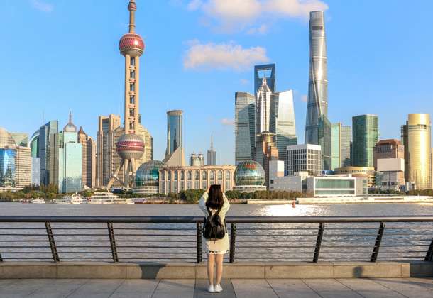 Admire the skyline of Shanghai