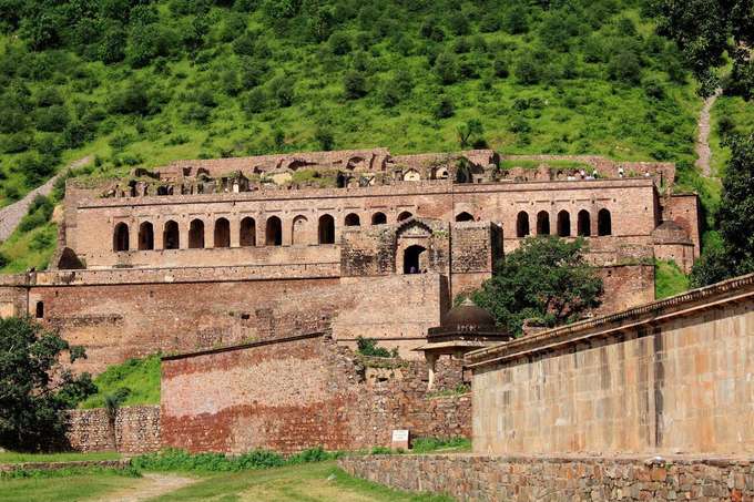 Capture the stunning beauty of Bhangarh’s ruins