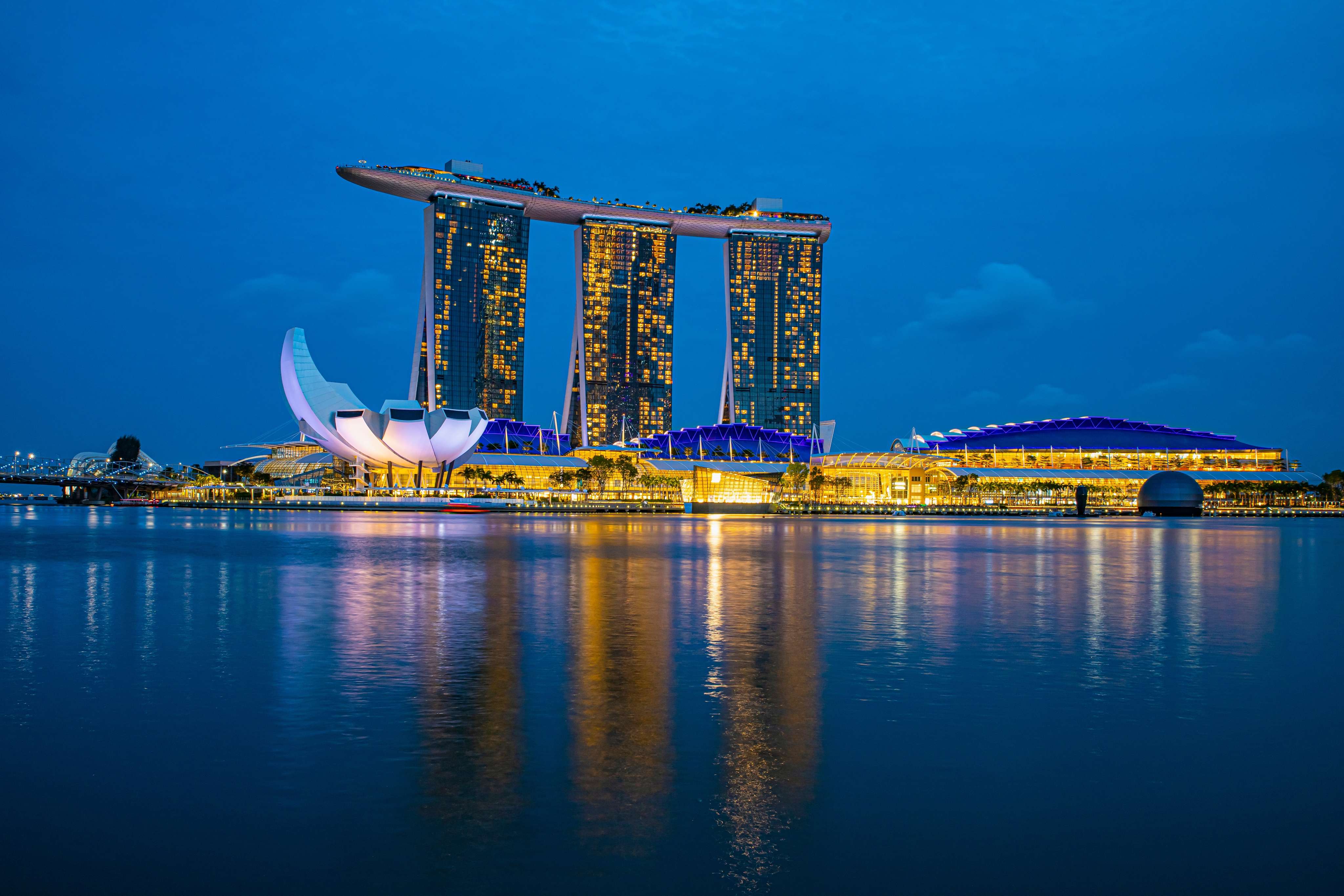 Marvel at Marina Sands Bay Skypark, an iconic attraction of Singapore