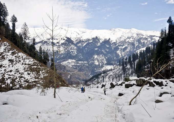 Soak in the mesmerising views of the snow capped mountains at Solang Valley