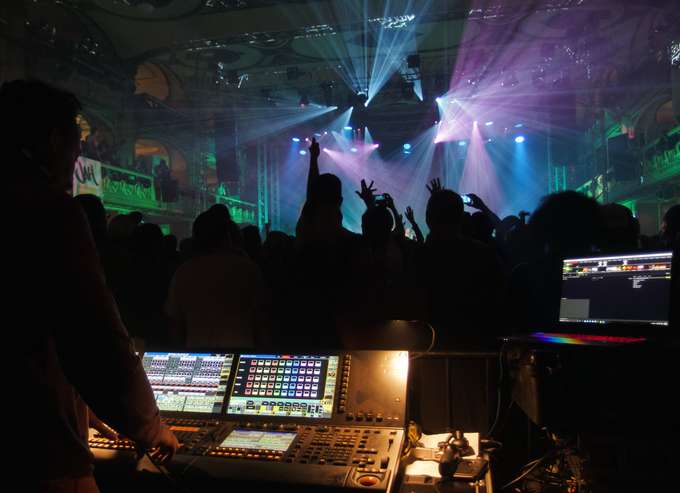 PARTY ON the beats of DJ with foreigners