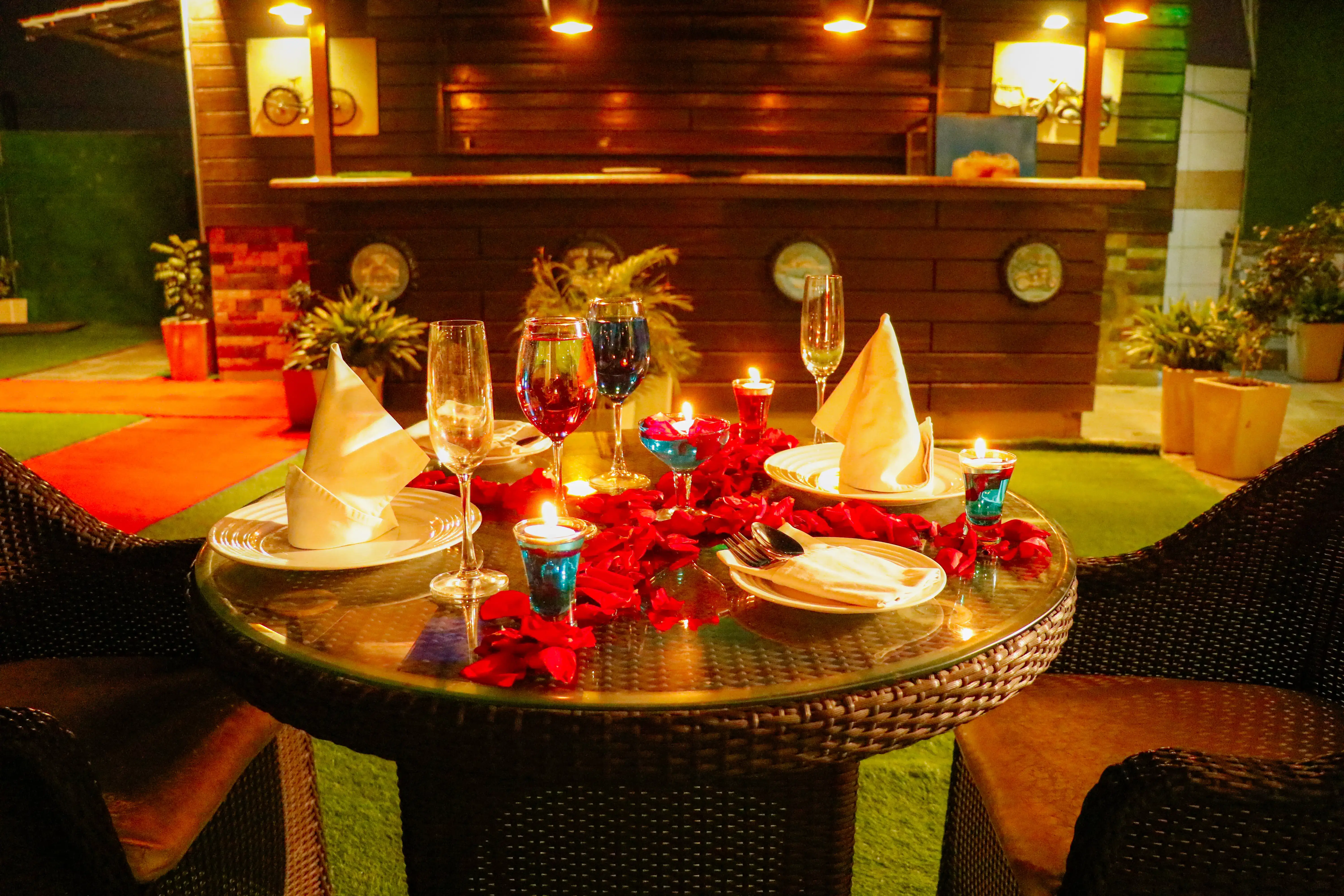 Enjoy a 2-hour romantic candlelight dinner on Golf Course Road, Gurugram