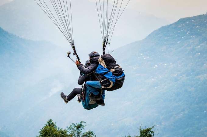 Glide from 2400 meters to 1300 meters in pure exhilaration