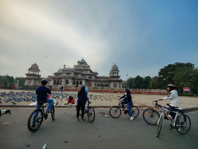 Experience a 3-hour cycling tour through Jaipur’s history