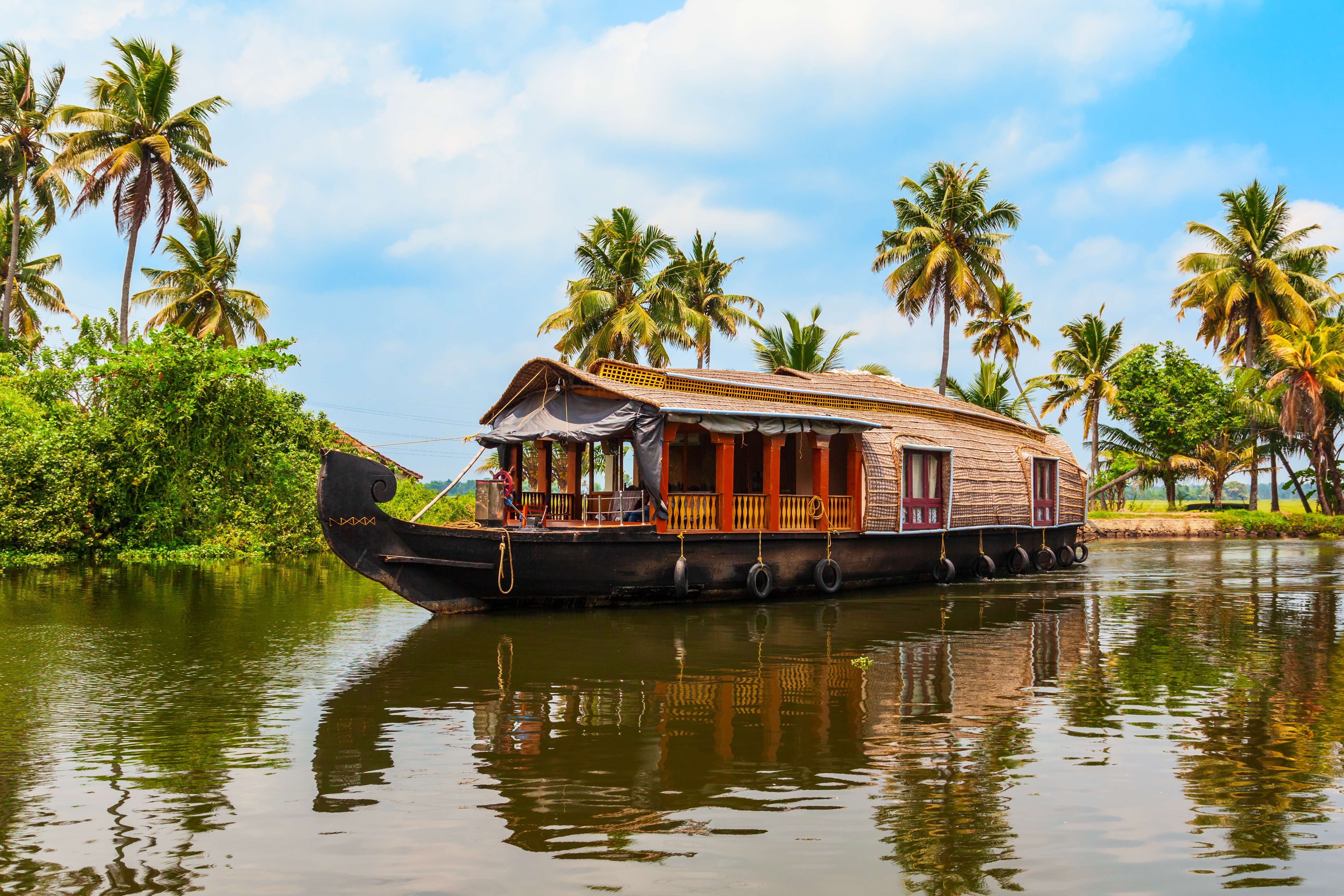 Enjoy a 2D1N deluxe houseboat stay with modern comforts