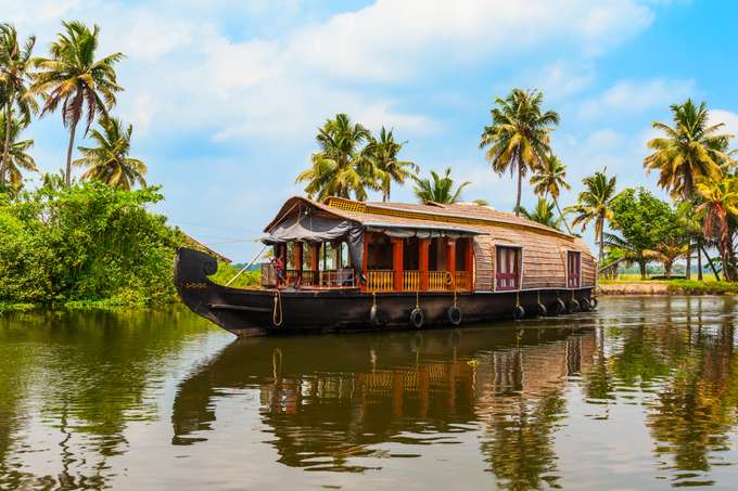 Enjoy a 2D1N deluxe houseboat stay with modern comforts