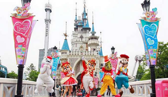 Make your way to Lotte World near central Seoul one of the top local attractions