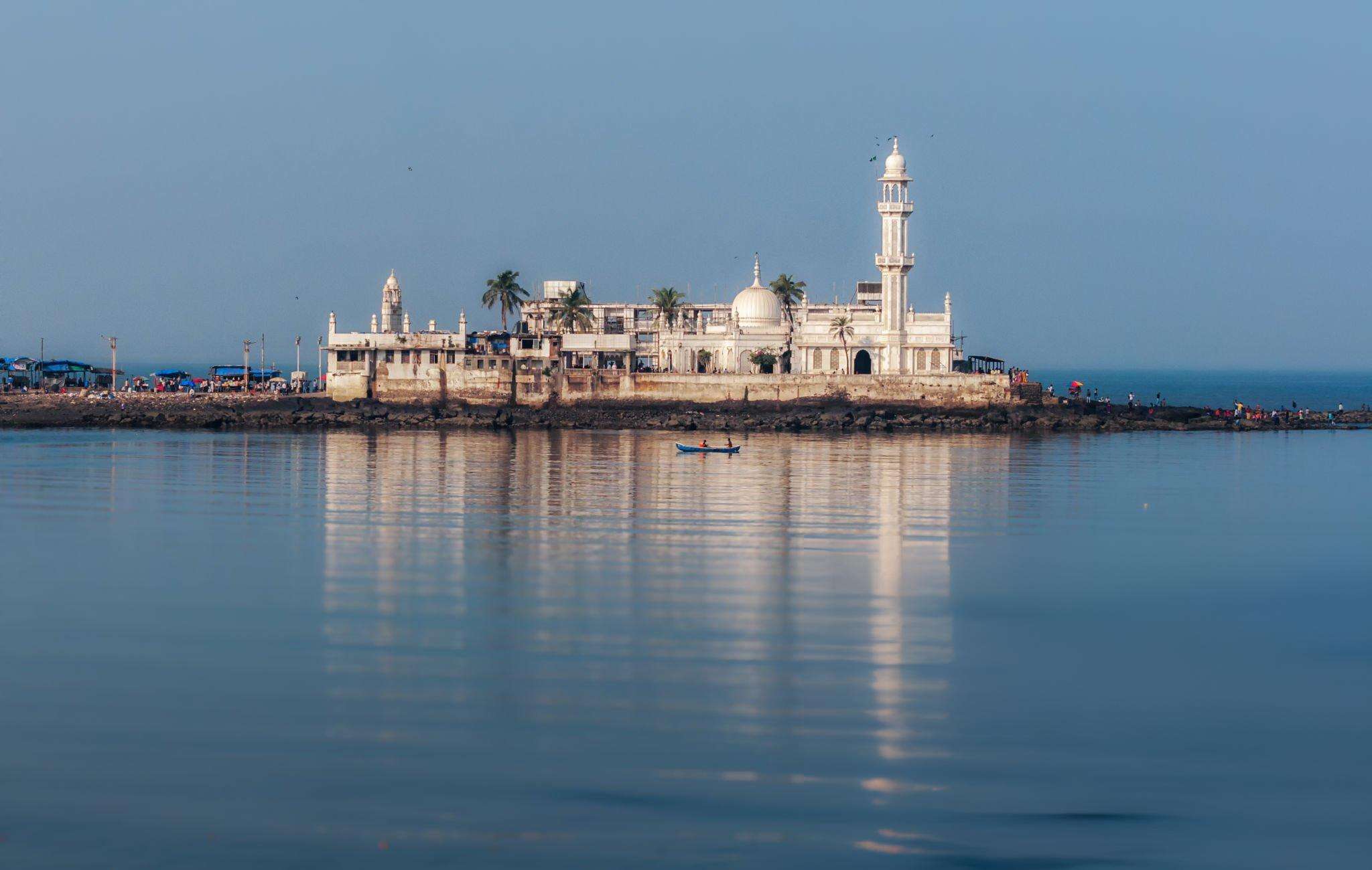 Capture the beauty of Haji Ali Dargah, set against the Arabian Sea